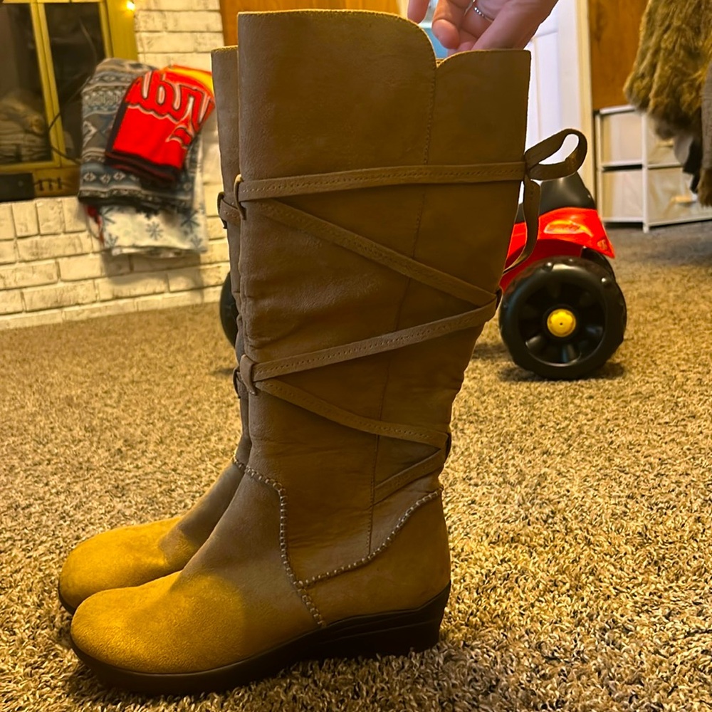 Never worn Softspot suede leather women’s boots. Zippered and laced size 8.5